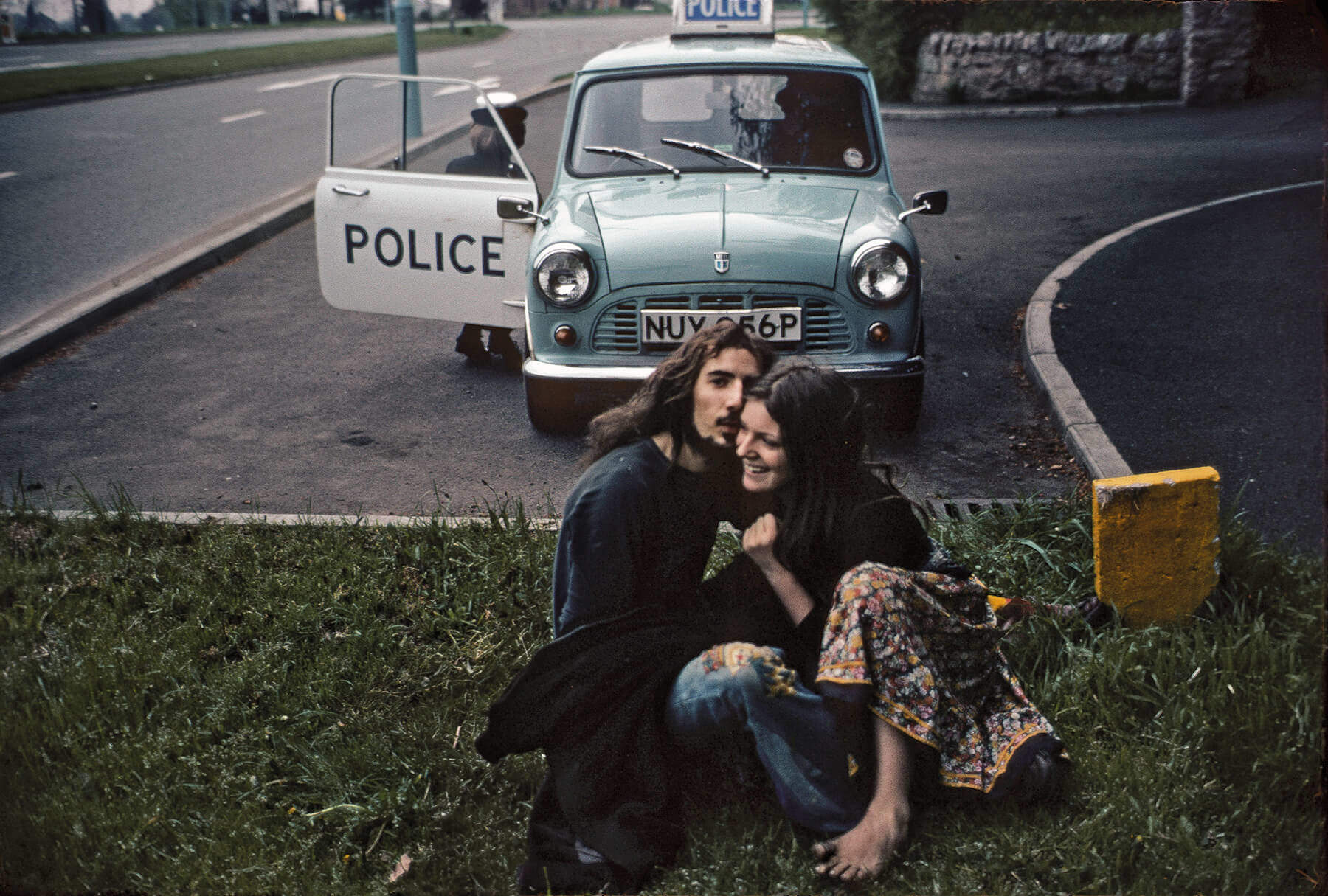 Bob Mazzer Hippies & police car 1978
