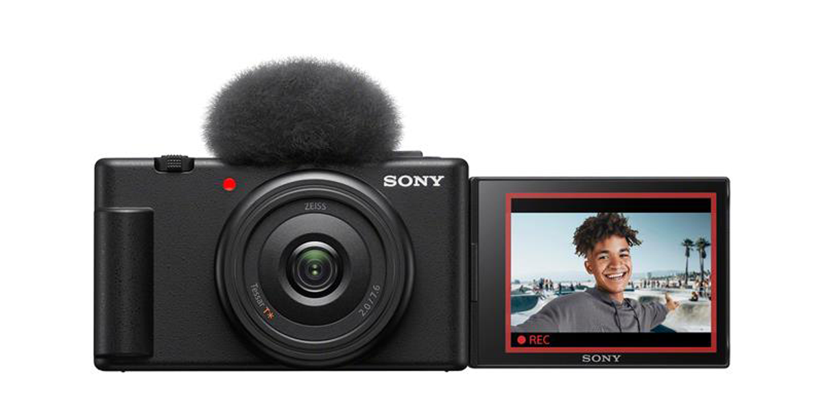 Vlogging camera with self-facing viewfinder
